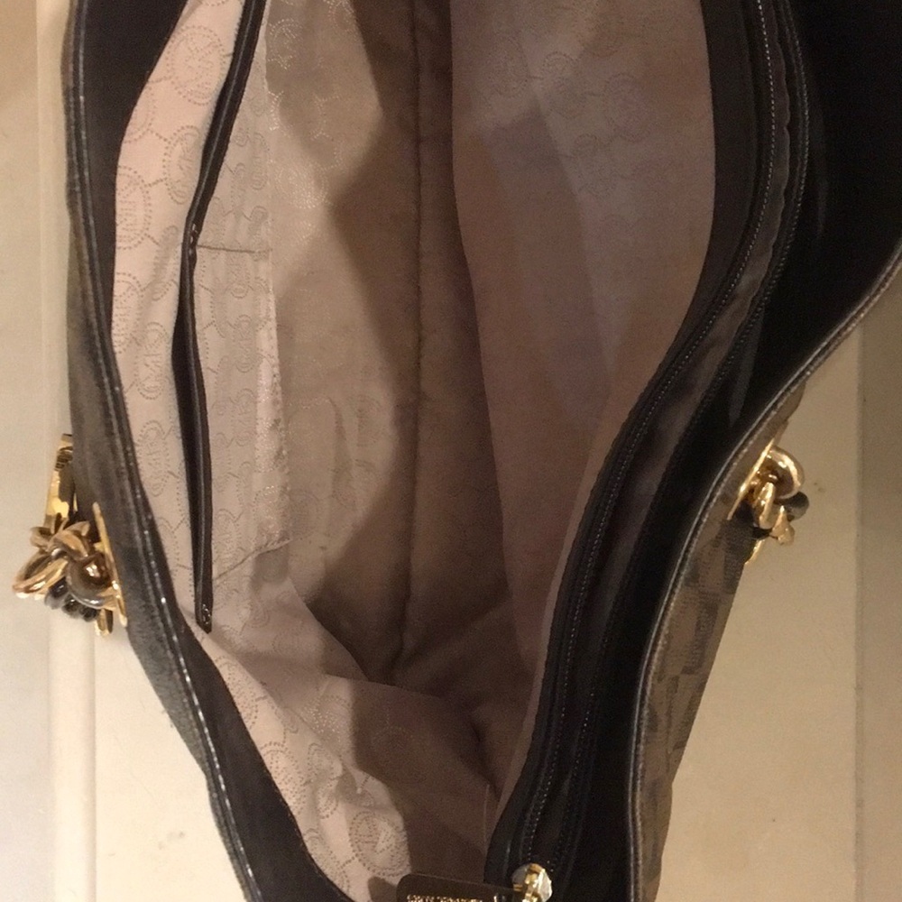Large Michael Kors Tote - Picture 6 of 8